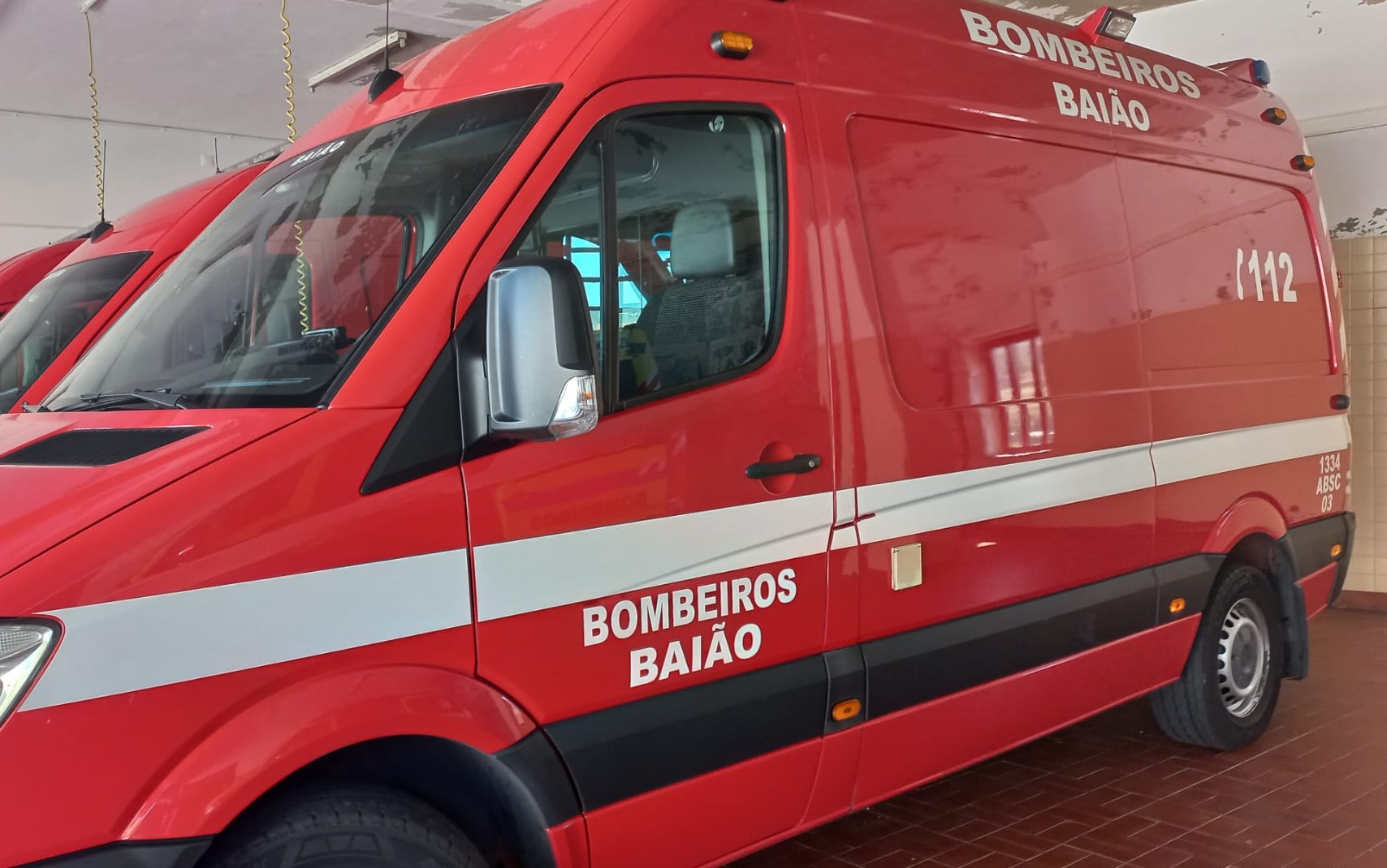 Colisão frontal entre veículos ligeiros causa um ferido em Valadares