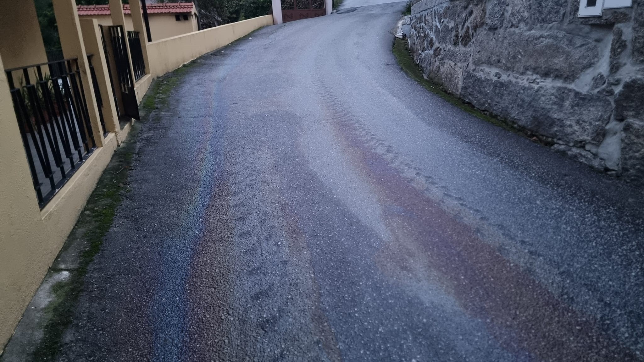 Junta de Viariz pede cuidado na circulação rodoviária devido a derrame na via