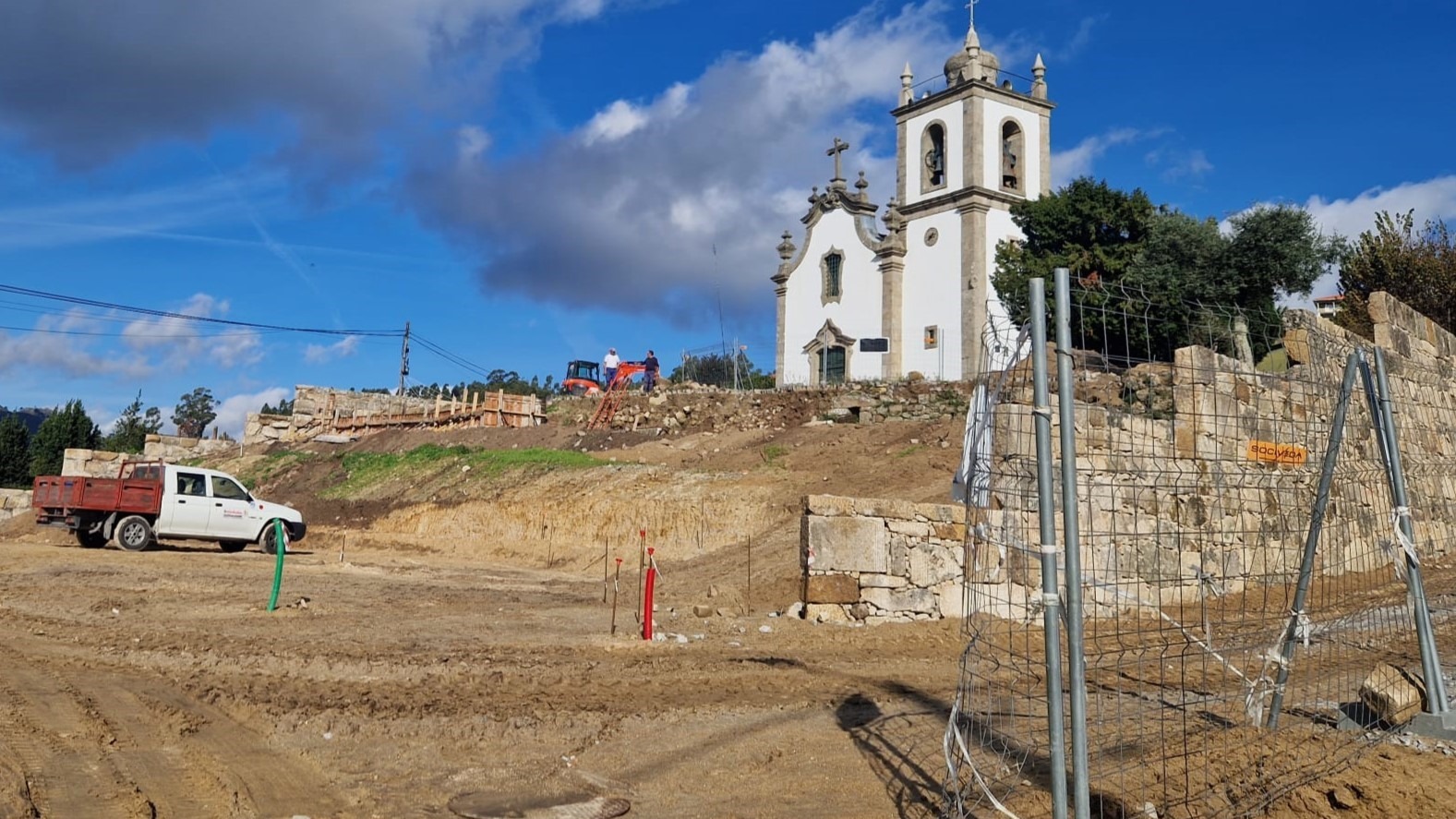 Marco: Está em curso o arranjo urbanístico envolvente à Igreja de Penhalonga e alargamento da curva