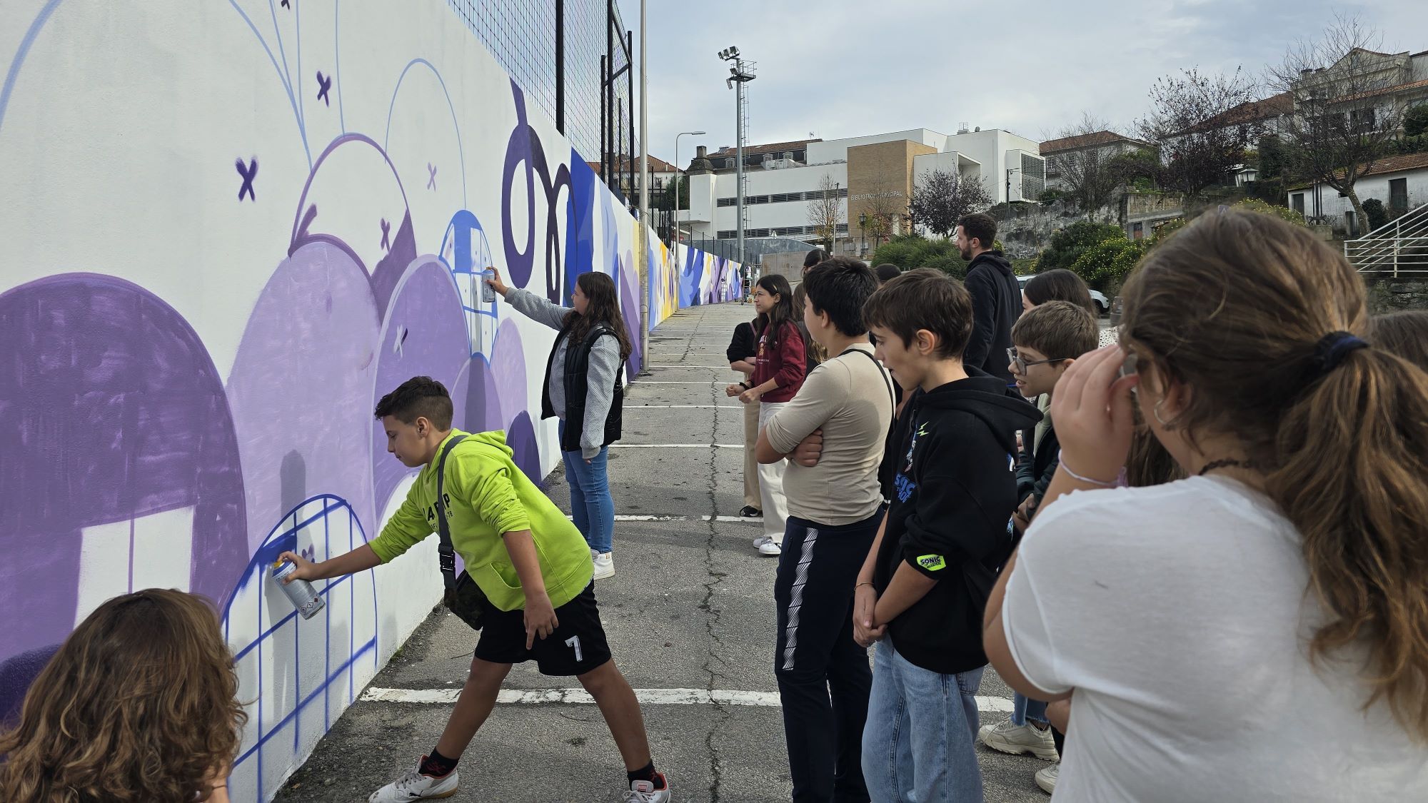 Crianças, jovens e idosos de Mesão Frio envolvidos na pintura de um mural com 82 metros de comprimento (C/VÍDEO)