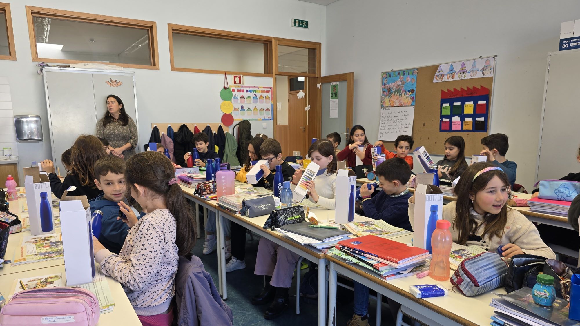 Alunos das escolas de Eiriz e Vale de Ovil receberam hoje garrafas de água reutilizáveis