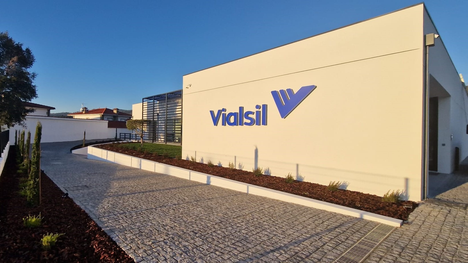 Vialsil celebra 30 anos com inauguração de escultura de homenagem à empresa e aos seus profissionais