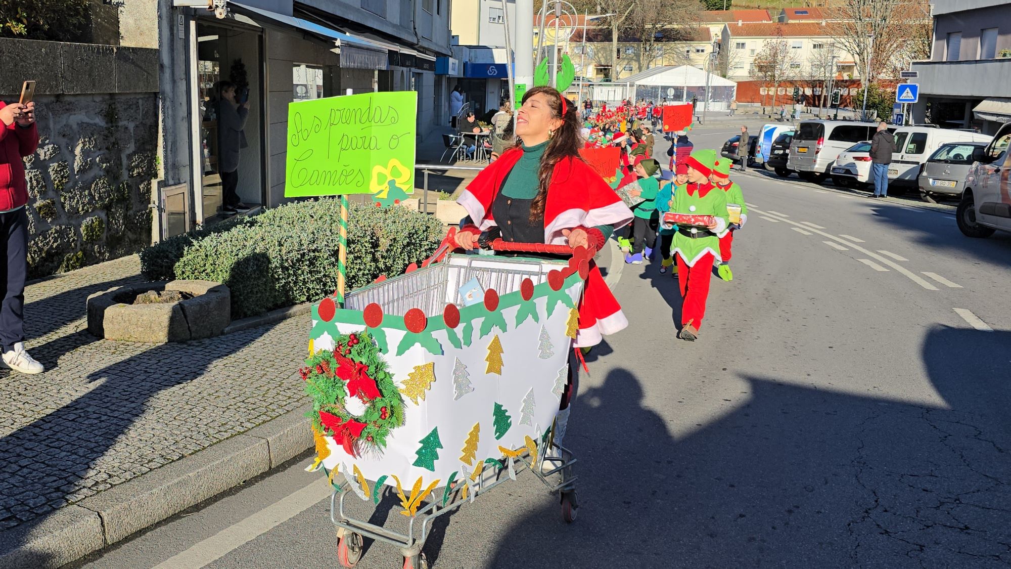 Agrupamento de Escolas de Vale de Ovil promove Mercado de Natal e Desfile de Pais Natal
