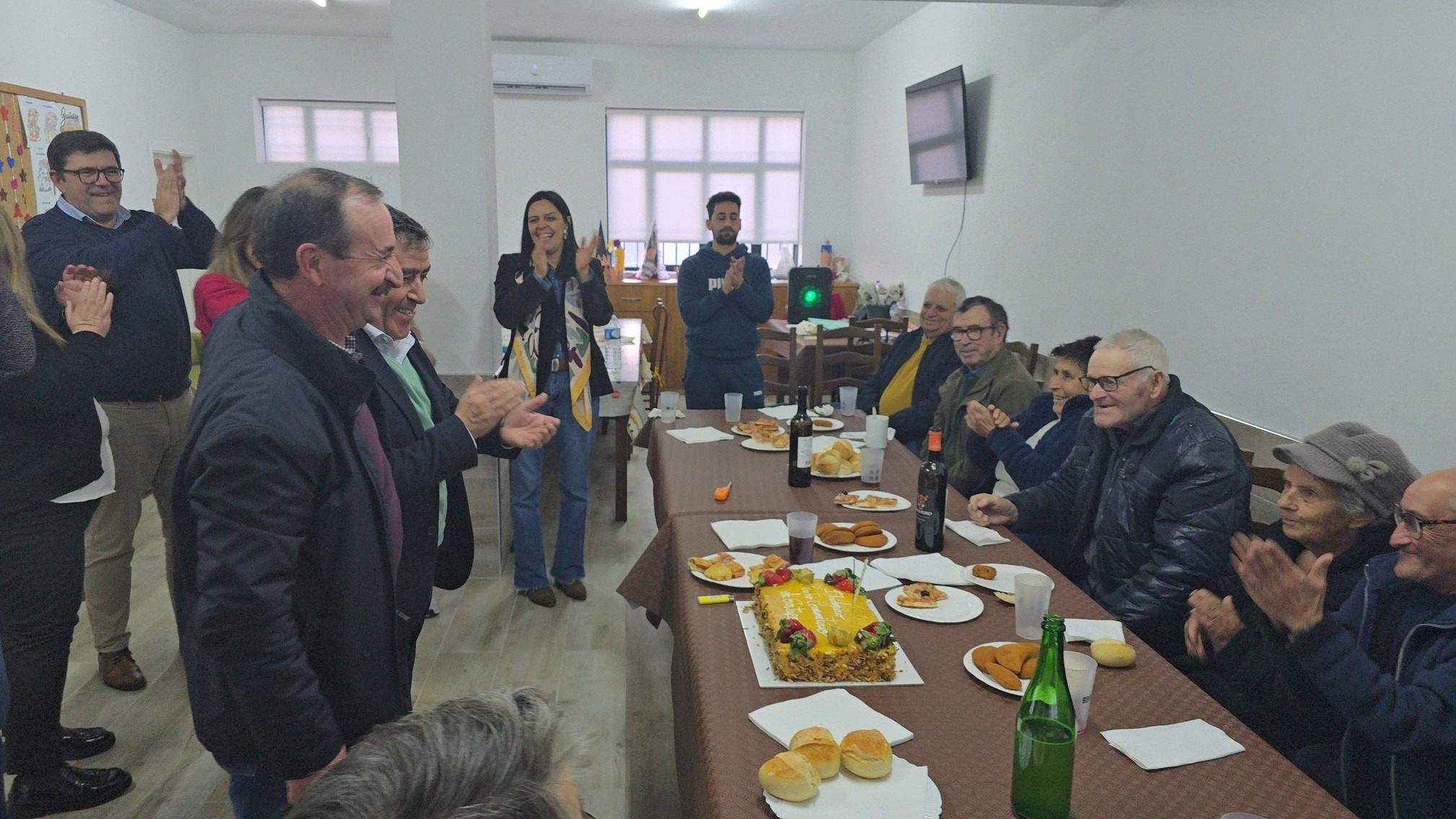 Centro de Relação Comunitária de Gestaçô completou um ano e fez a festa com passeio e bolo de aniversário