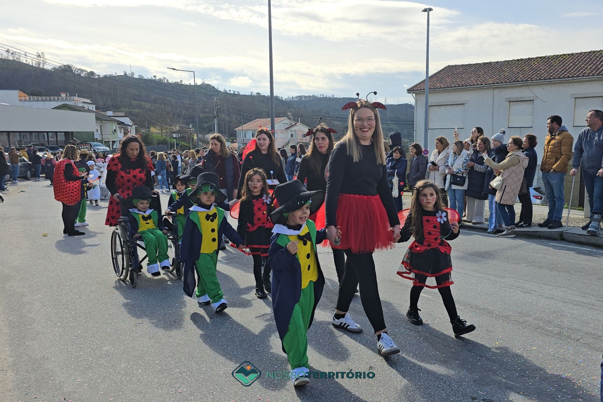 Desfile de Carnaval das escolas juntou milhares de pessoas em Eiriz (C/VÍDEO)