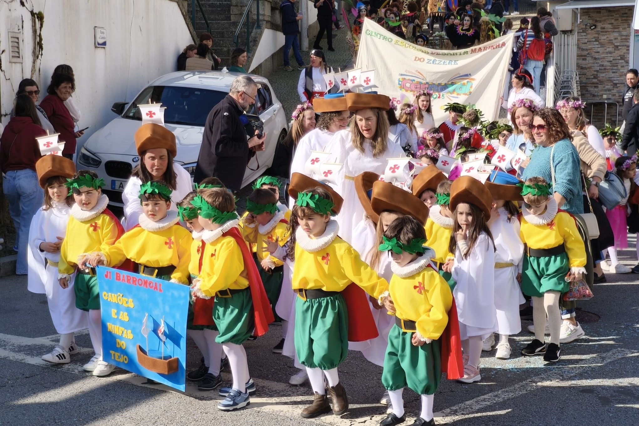 Escolas de Santa Marinha do Zêzere cumpriram a tradição e desfilaram no Carnaval com as ruas cheias de pessoas