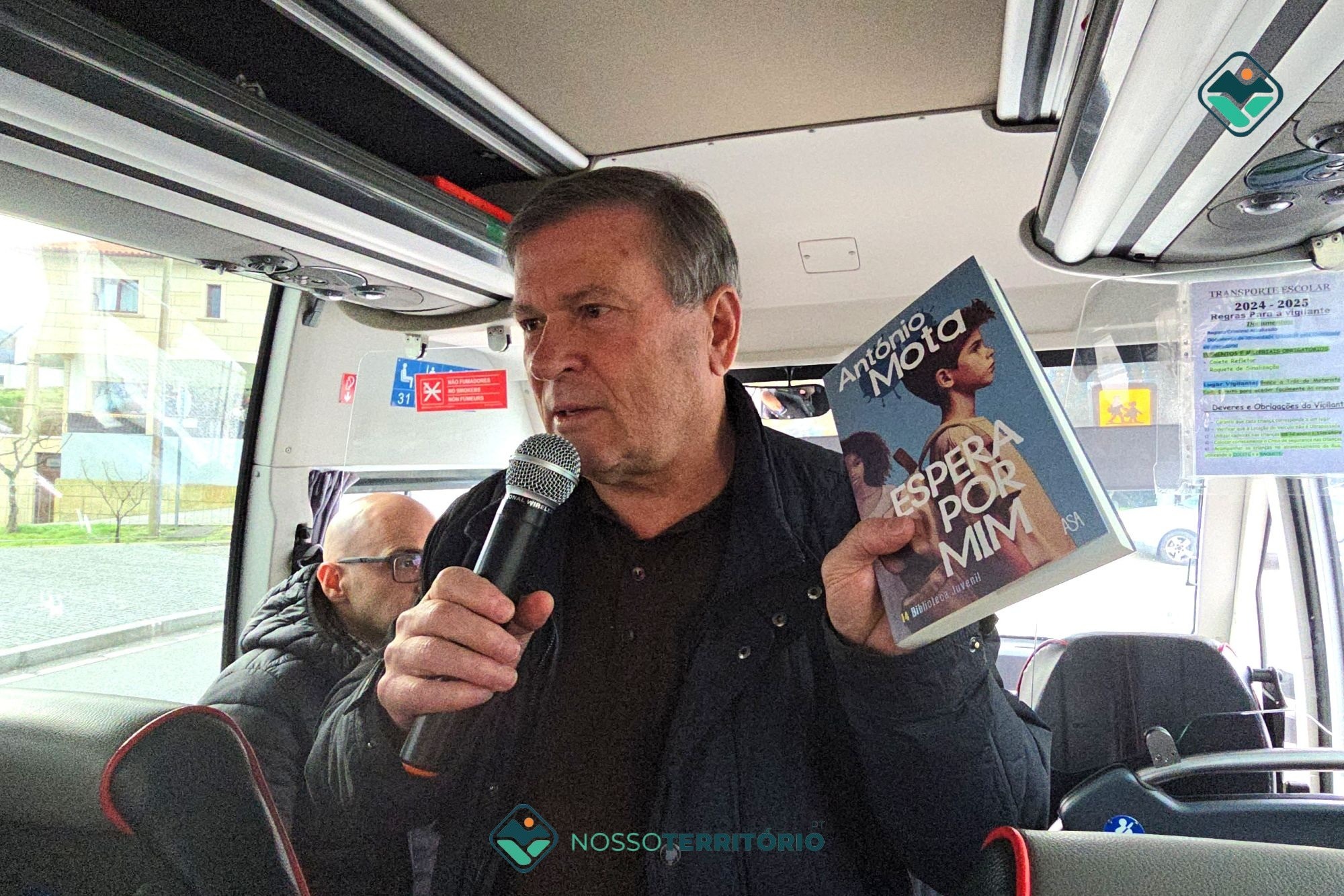 RECORDAR 2025: António Mota apresentou o livro “Espera por mim” num autocarro escolar em Baião (C/VÍDEO)