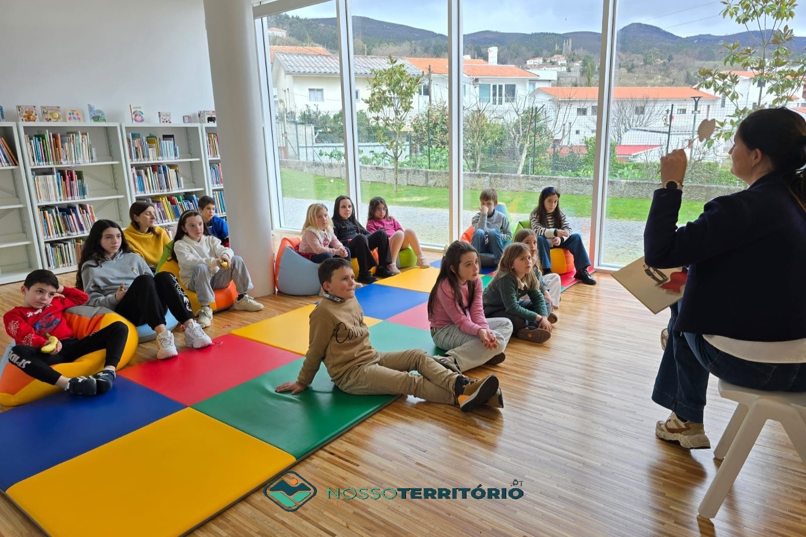 Mais de uma dezena de crianças divertiram-se no Atelier de Carnaval da Biblioteca Municipal António Mota