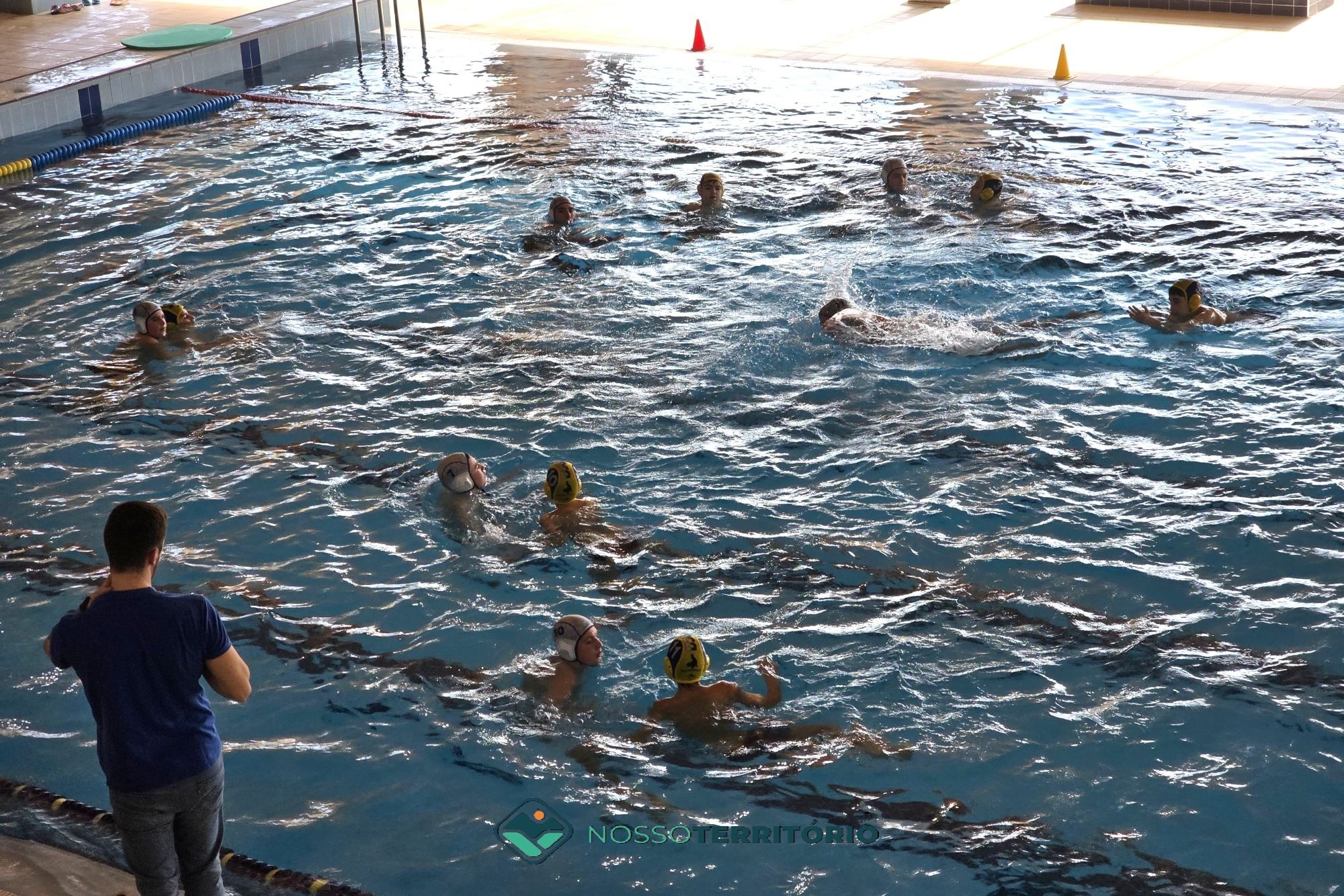 Equipa do polo aquático da ACR Santa Cruz do Douro em jogo amigável para divulgar a modalidade e captar novos atletas