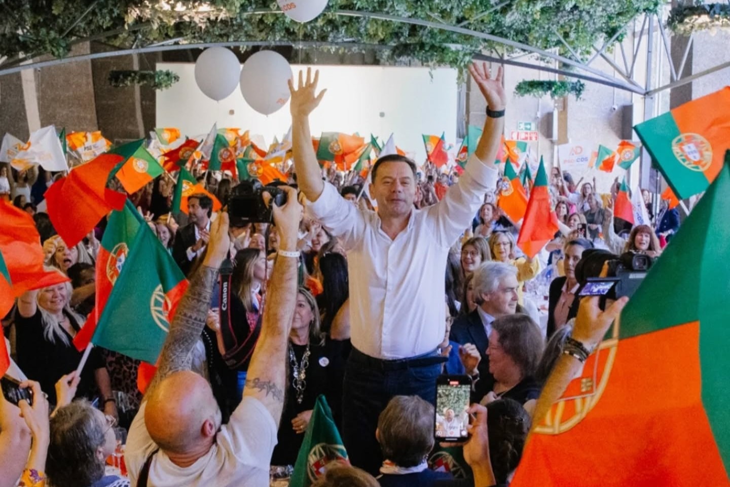 AD vence sem maioria absoluta, PS fica sem secretário geral e Chega ainda pode subir