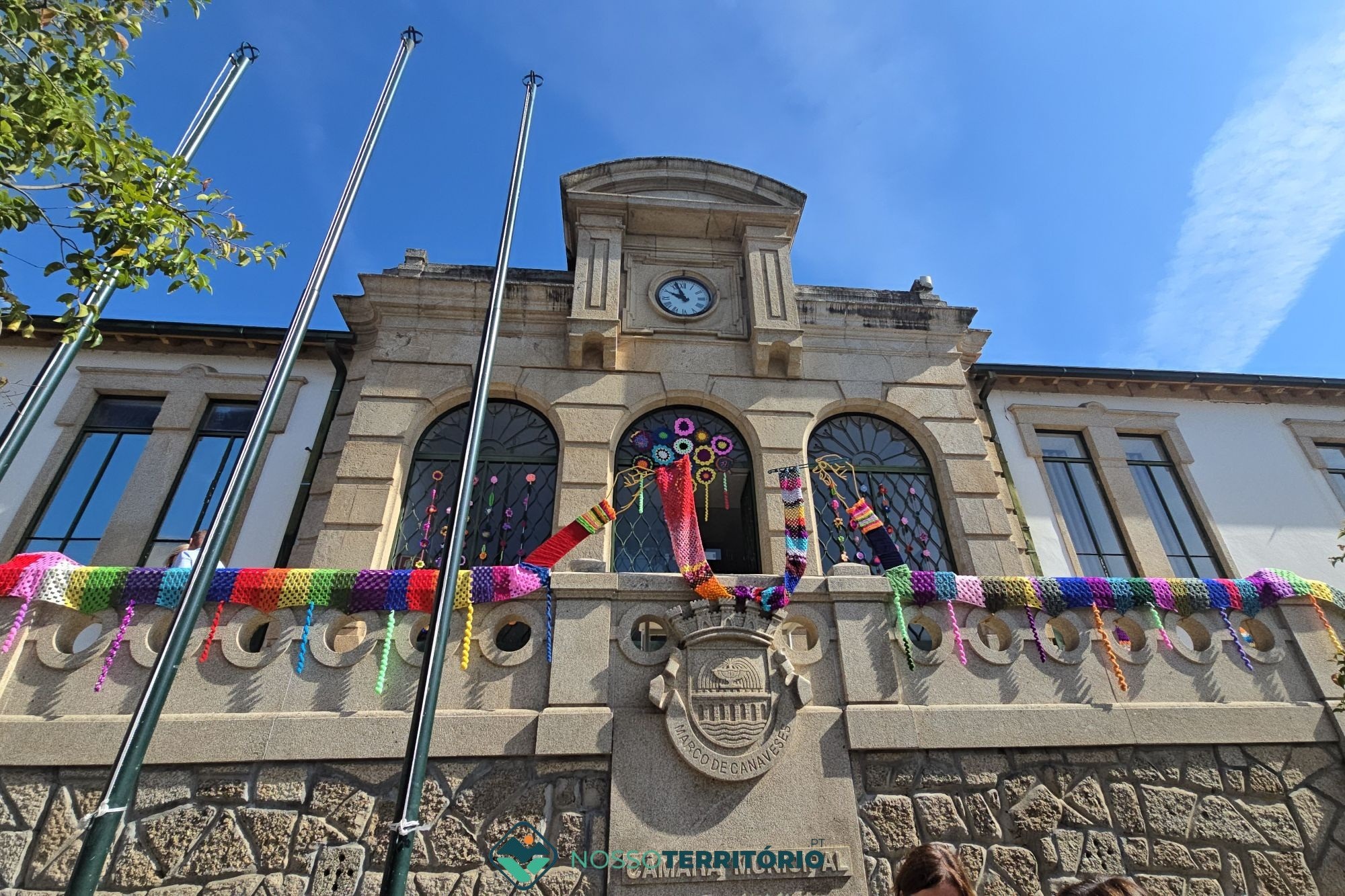 Miúdos e graúdos juntaram-se para criar peças em croché que enfeitam o edifício da Câmara do Marco (C/VÍDEO)