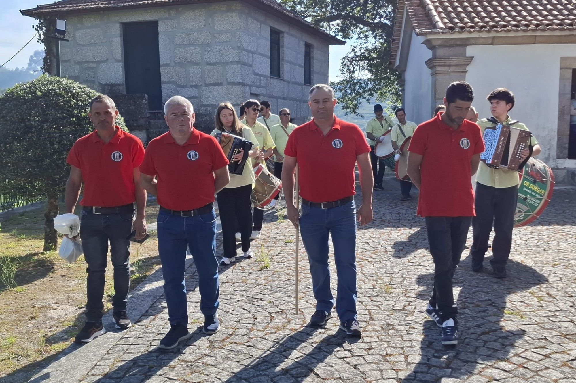 Colocada a bandeira na Igreja de Ovil para as festas de São João