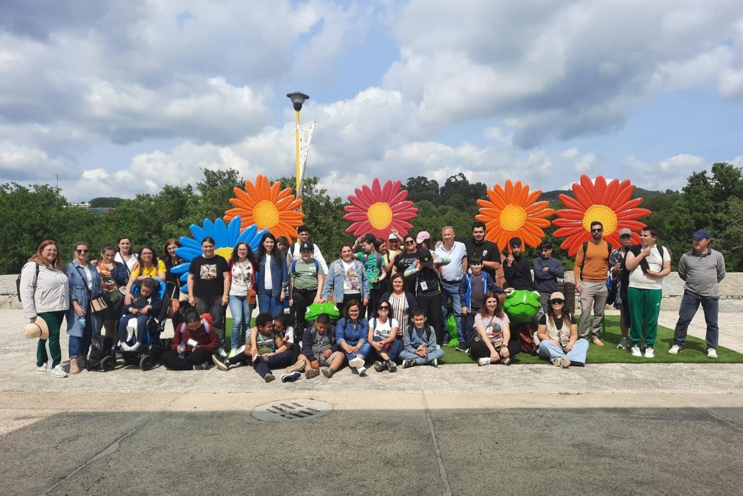 Alunos do Centro de Apoio à Aprendizagem de Vale de Ovil viveram dia de aventura na Magikland