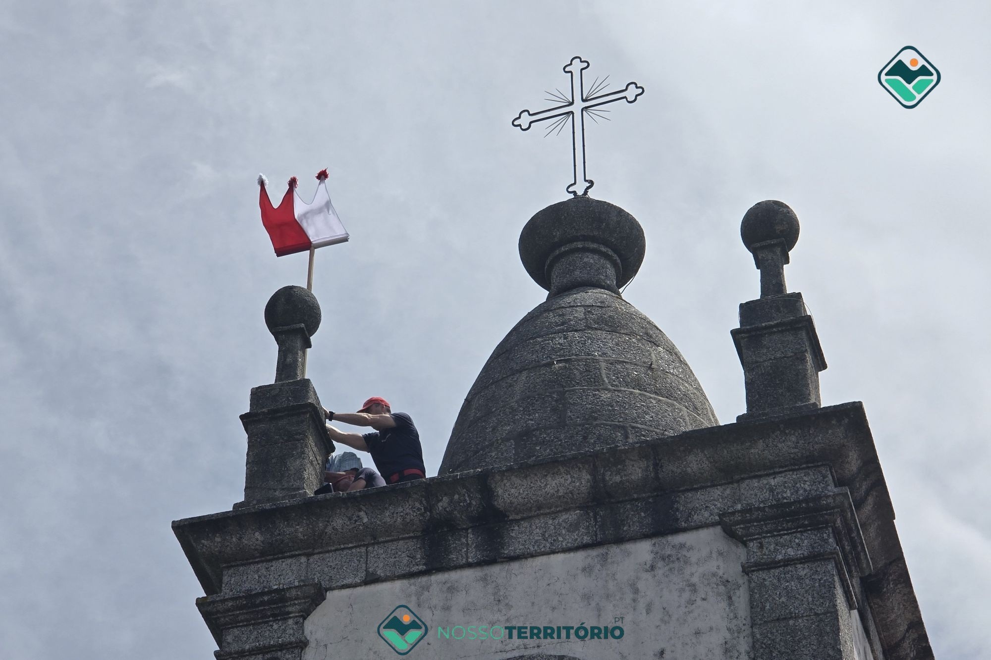 Baião cumpre a tradição e coloca a bandeira de S. Bartolomeu na Igreja de Campelo para as festas (C/VÍDEO)