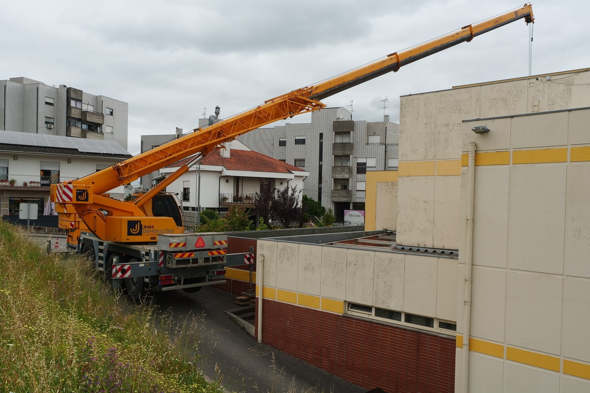 Arrancou a substituição do telhado quartel dos Bombeiros do Marco de Canaveses