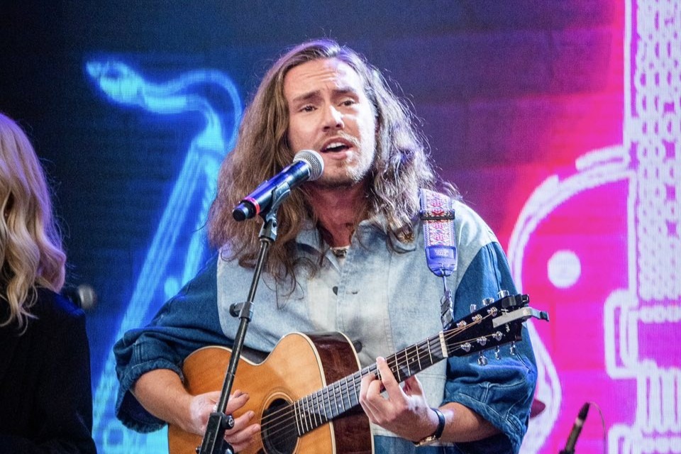 MARCO: “The Emergente Show” recebe o cantor brasileiro Vítor Kley