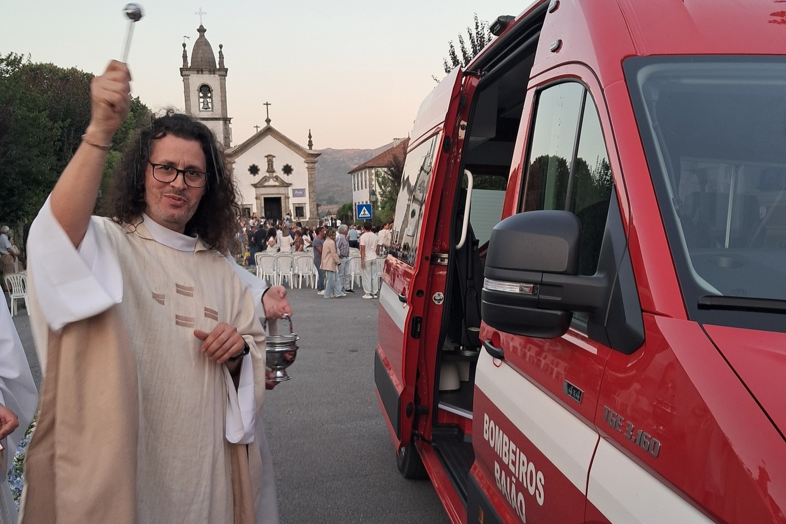 Nova ambulância dos Bombeiros de Baião abençoada pelo padre Mário no dia em que completou 25 anos de sacerdócio
