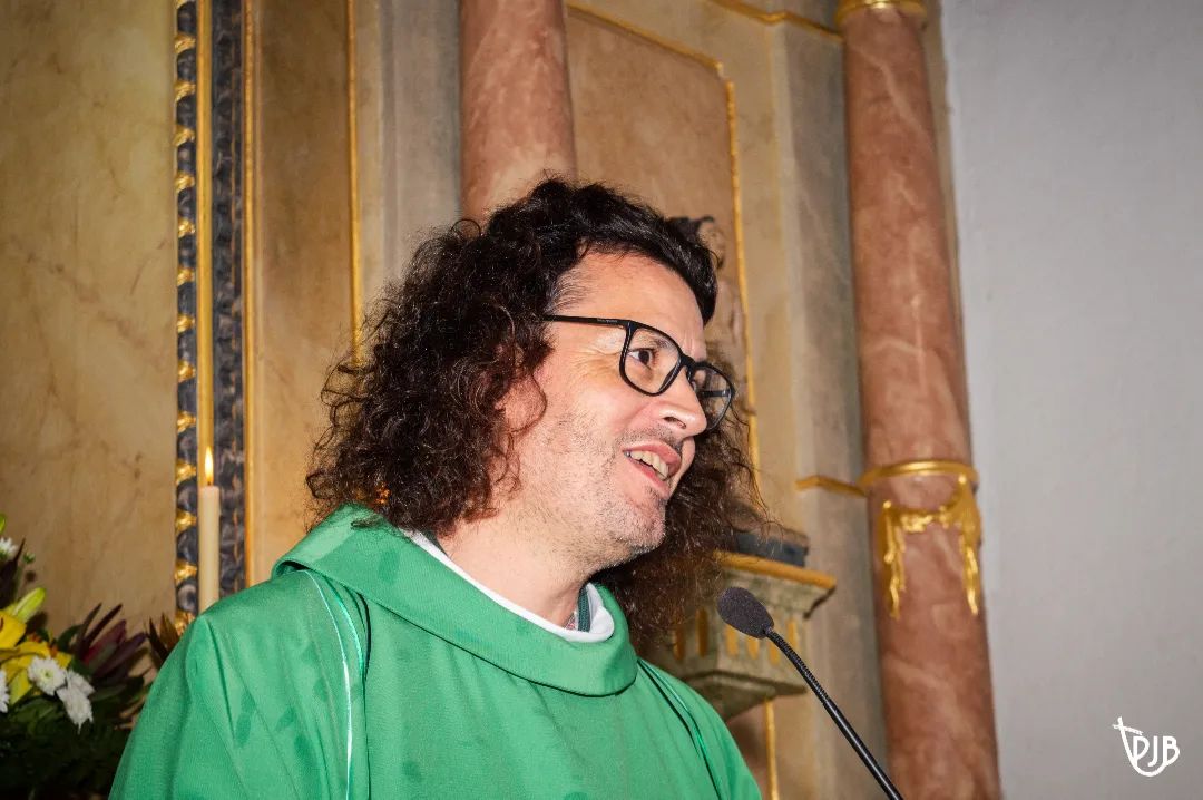 Padre Mário João celebra 25 anos de ordenação sacerdotal com missa e jantar para a comunidade