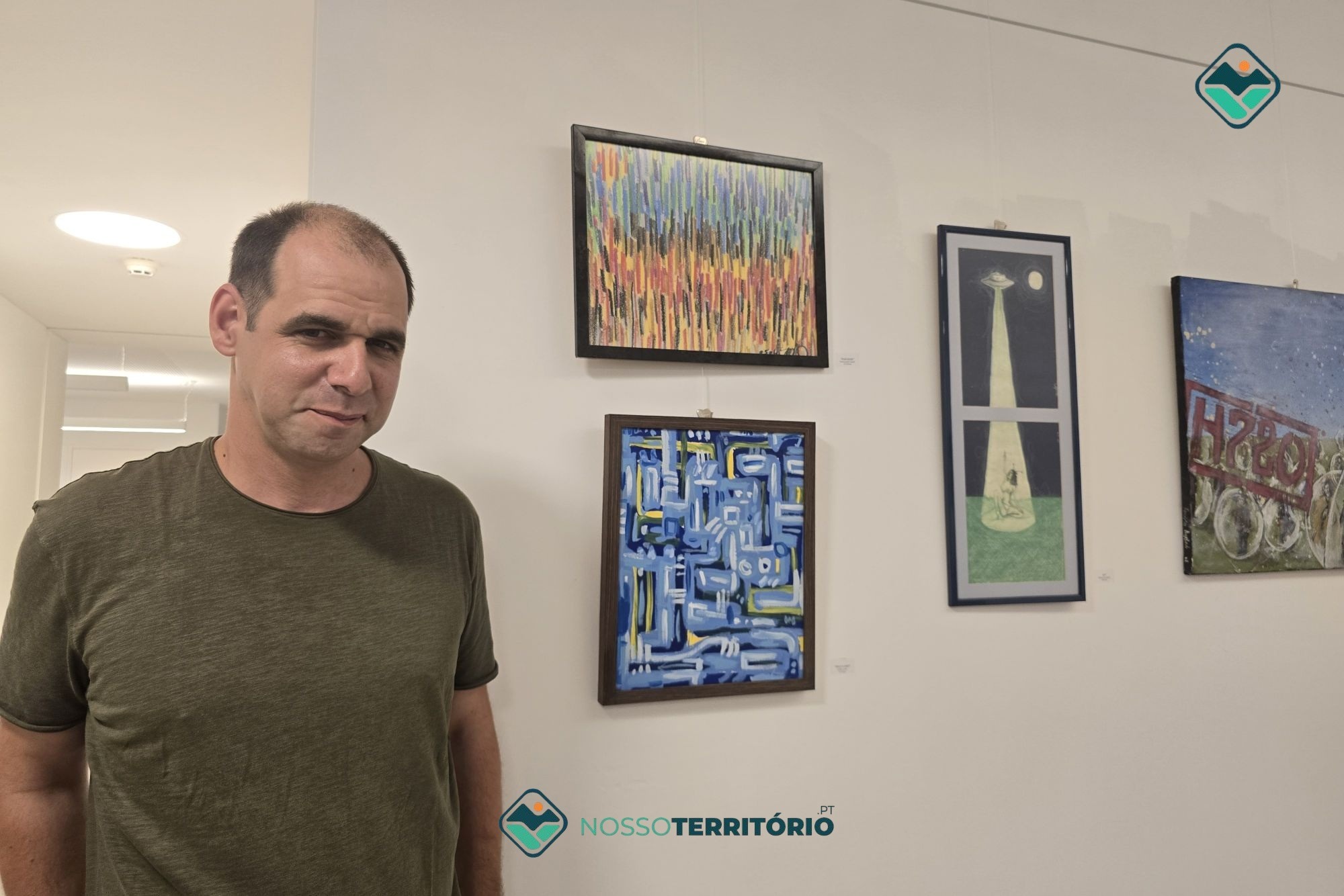 Francisco Costa expõe na Biblioteca Municipal António Mota e junta Névio e Anaísa em miniconcerto (C/VÍDEO)