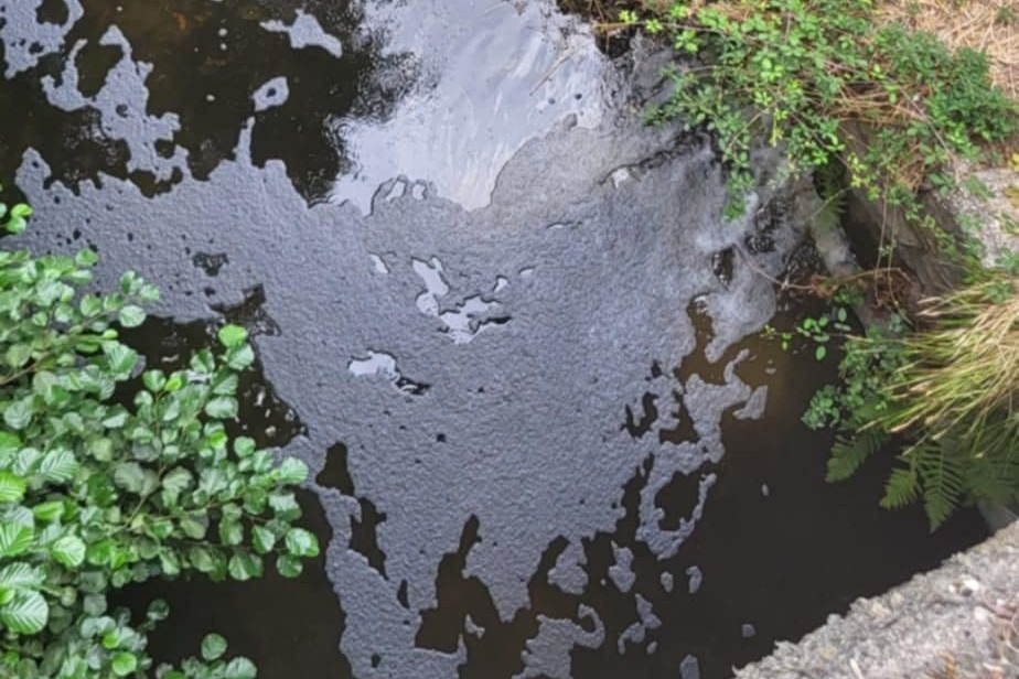 PCP Baião alerta para “tubo a verter água barrenta e com mau cheio” para o rio Ovil