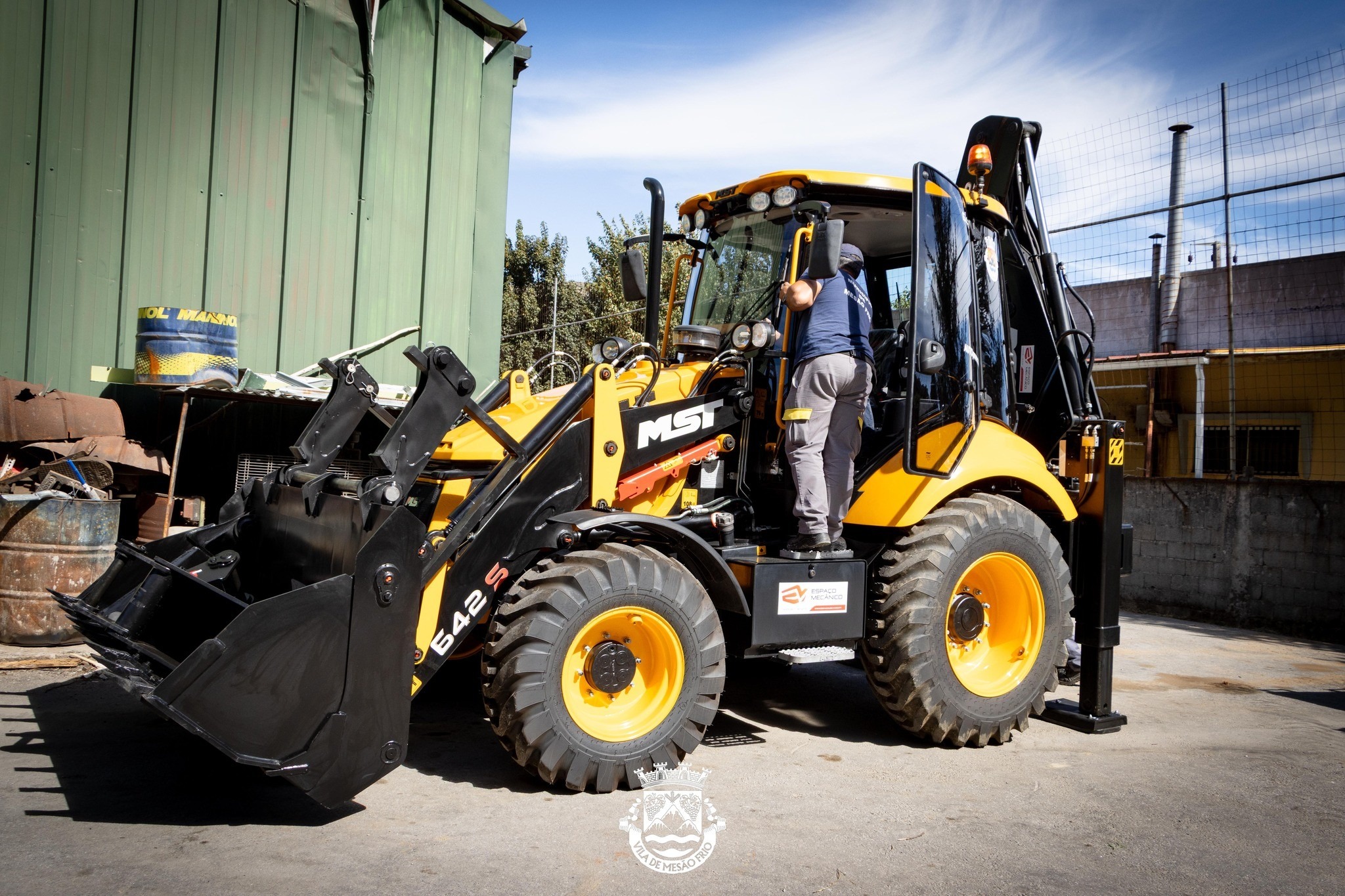 Município de Mesão Frio substitui retroescavadora que ficou inoperacional devido a acidente