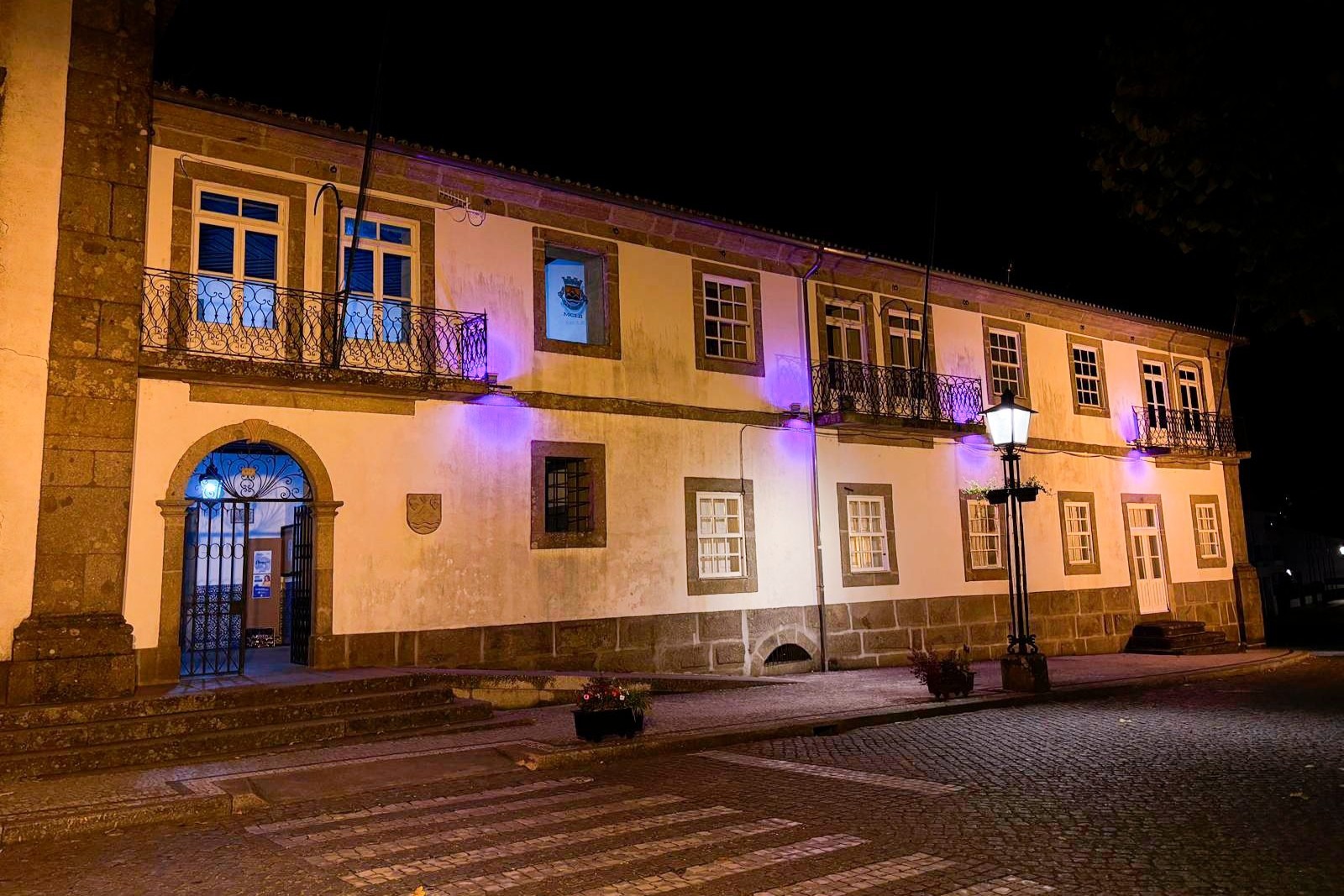 Paços do Concelho de Mesão Frio iluminados de rosa para a prevenção do cancro da mama
