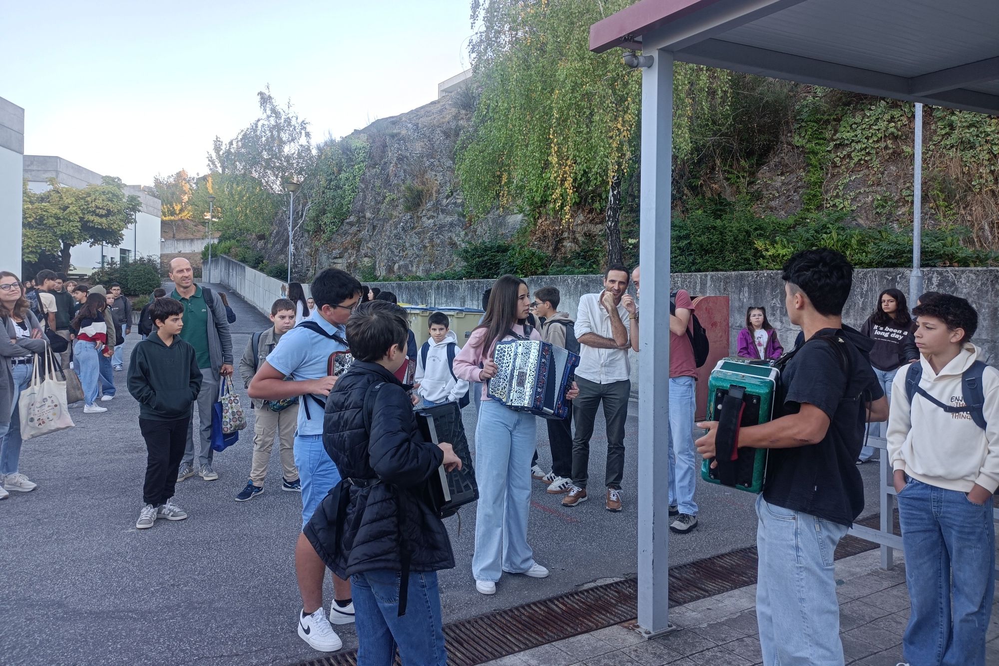 Escola Básica 2,3 de Eiriz recebeu a comunidade escolar ao som das concertinas no Dia Mundial da Música