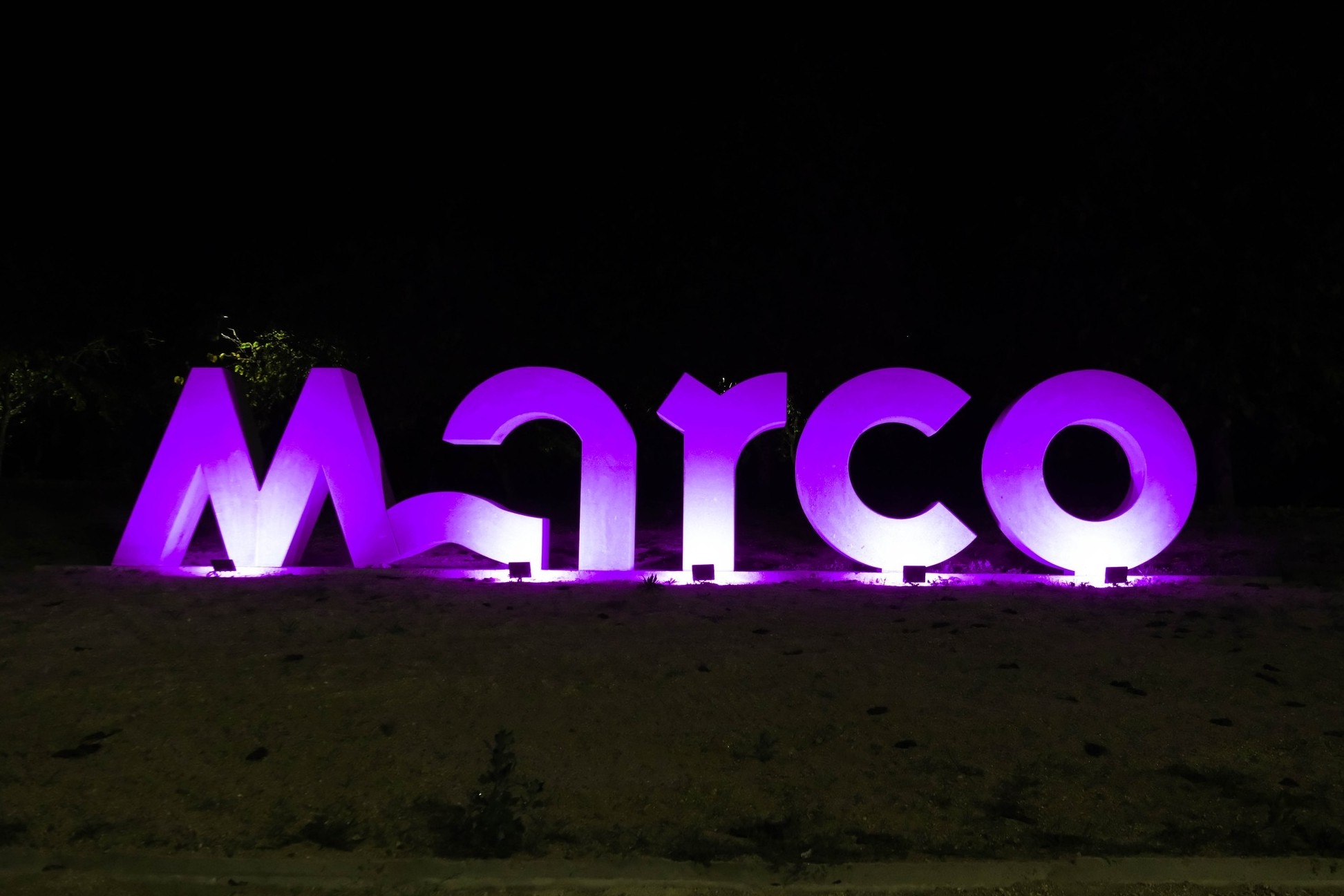 Marco ilumina marca do município de rosa para assinalar o “Outubro Rosa”