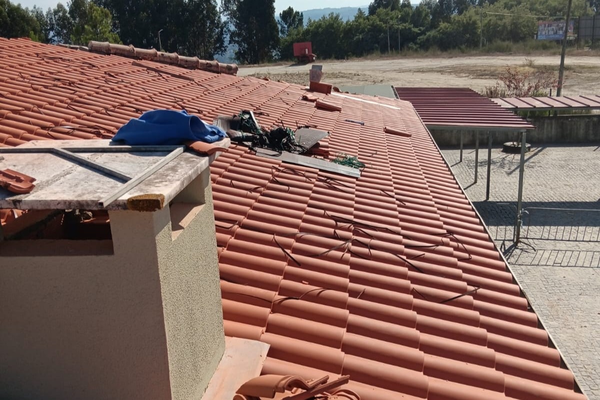 Município do Marco de Canaveses substitui telhado que colapsou na Escola de Lordelo em Vila Boa de Quires e Maureles