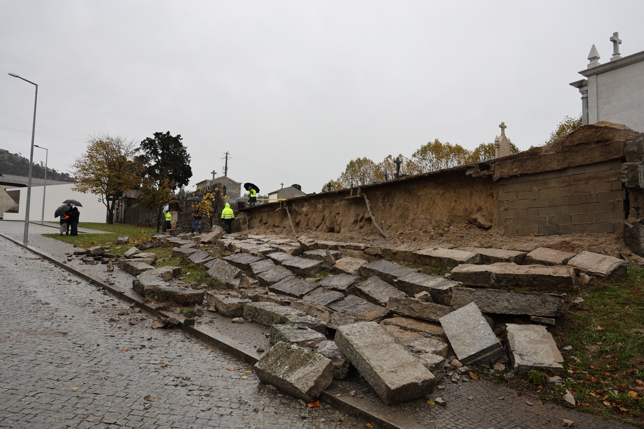 Muro de suporte do Cemitério de Ancede cede devido ao mau tempo