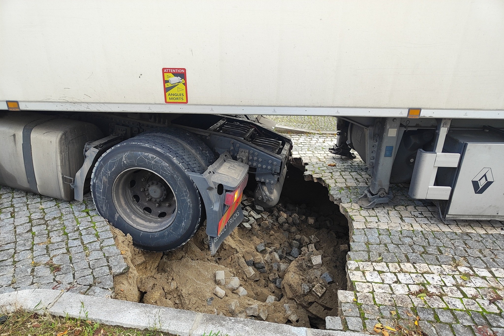 MARCO: Piso na rua junto à Igreja de Tuías abateu e “engoliu” rodas de um camião