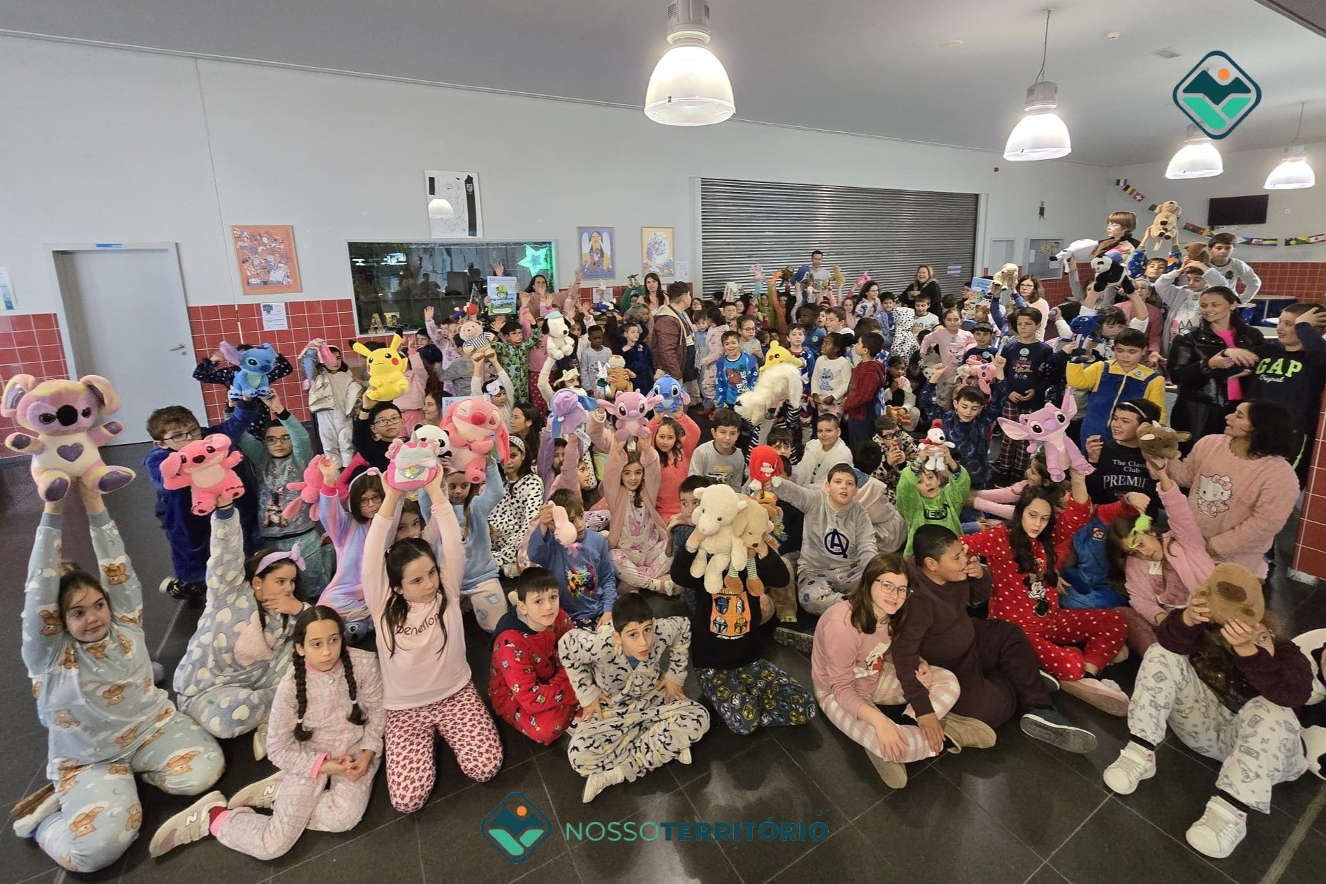 Cerca de 200 alunos, professores e auxiliares da EB Campelo foram hoje de pijama para a escola pelos direitos das crianças