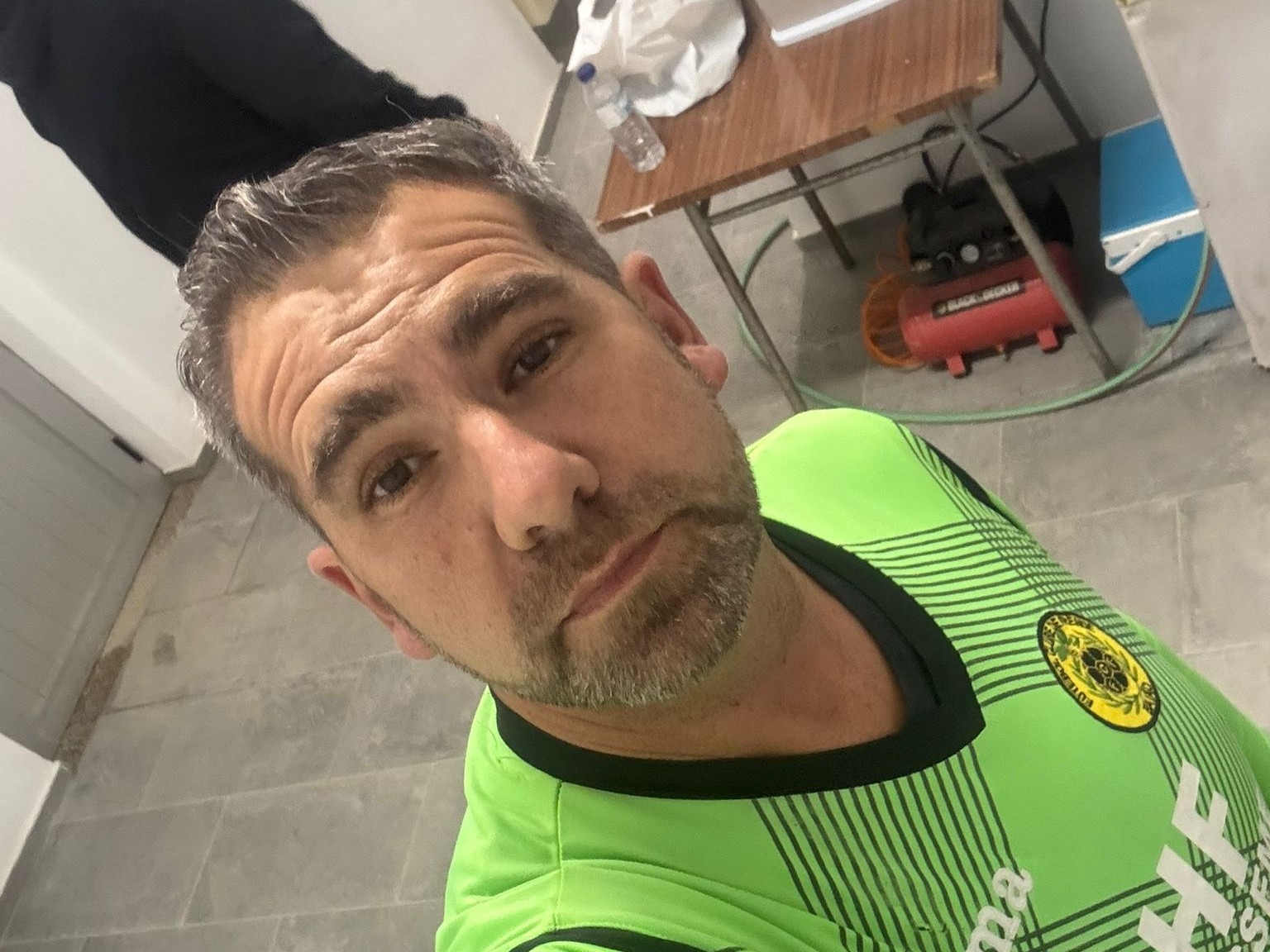 Presidente do FC Frende substitui guarda-redes com lesão grave e assume a baliza da equipa  