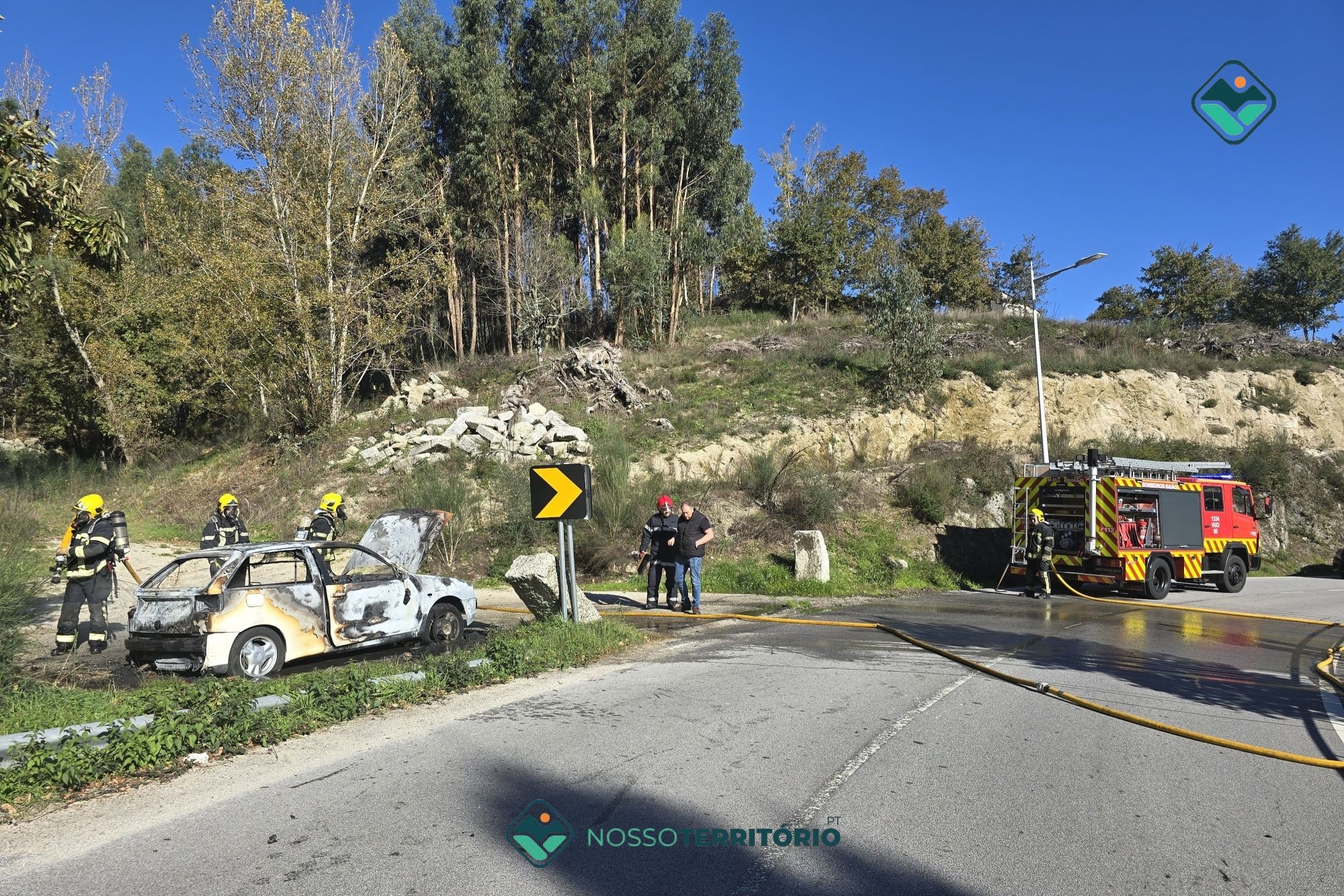 Veículo ligeiro consumido pelas chamas em Campelo e Ovil
