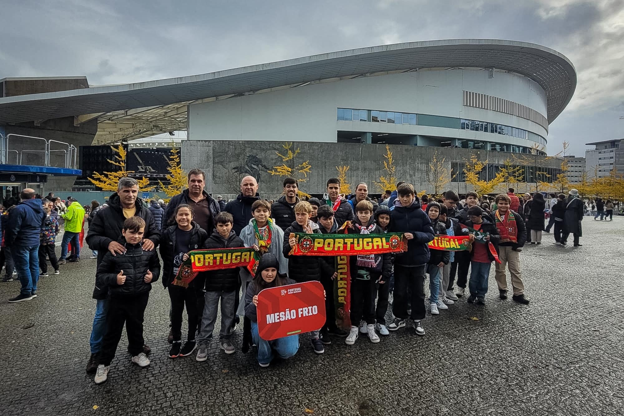 Trinta jovens de Mesão Frio assistiram ao jogo de Portugal frente à Arménia no Estádio do Dragão