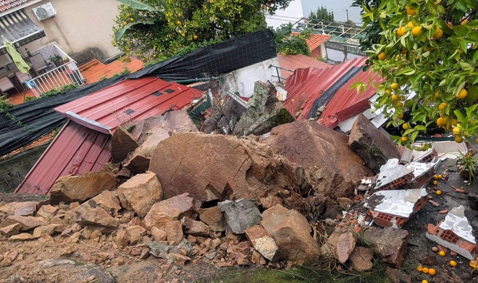 Cozinha destruída por uma pedra de grandes dimensões entre os vários danos do mau tempo em Ancede e Ribadouro