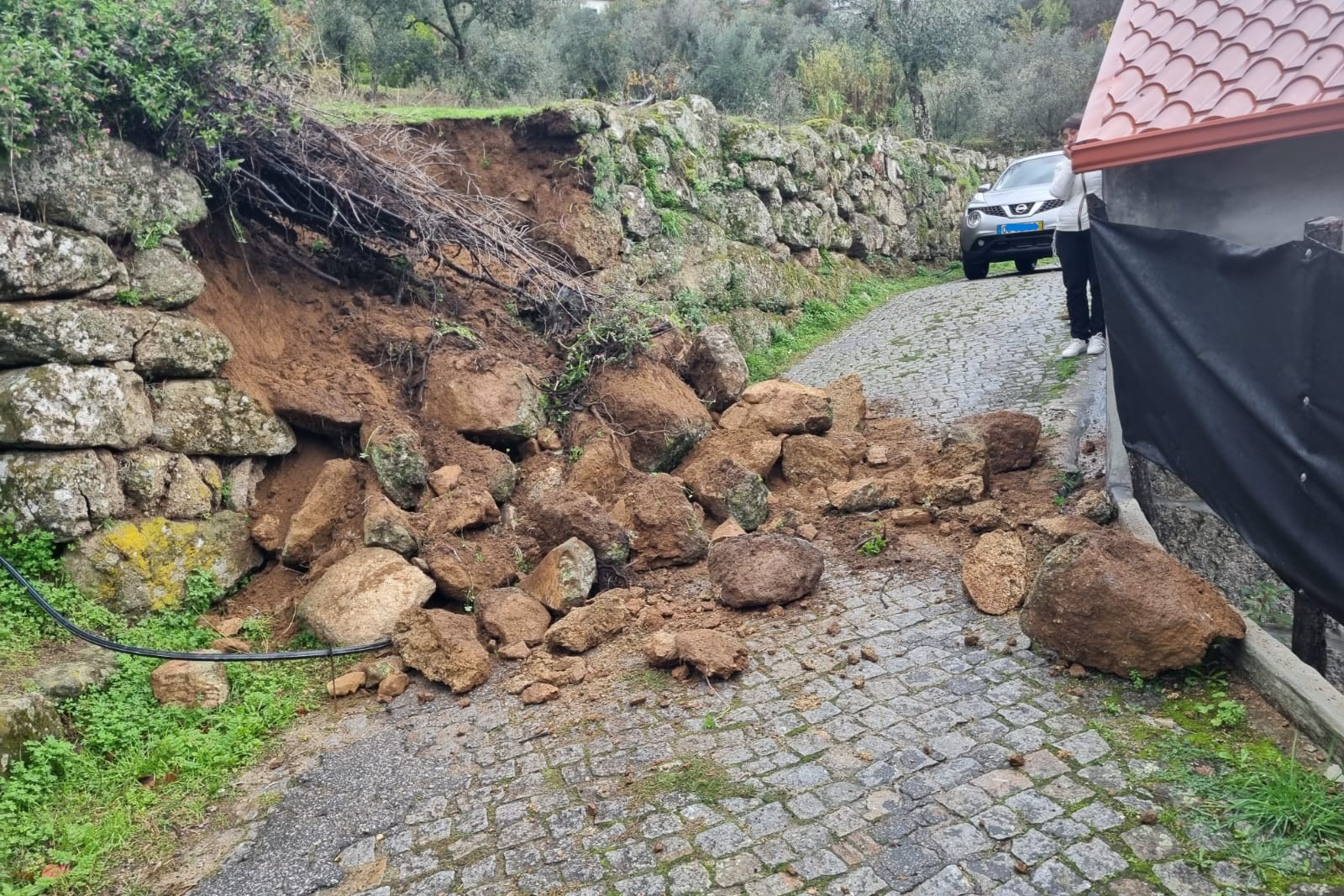 Interrompida a circulação automóvel na Rua do Corgo da Bouça em Santa Marinha do Zêzere