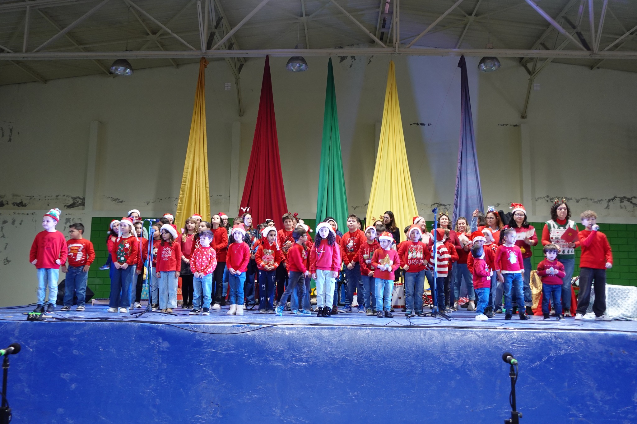 Agrupamento de Escolas de Eiriz juntou comunidade educativa e promoveu Festa de Natal com música, teatro e dança