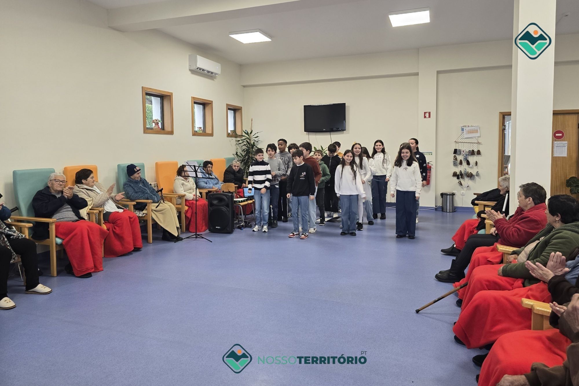 Turma do 6.º B do Agrupamento de Escolas de Eiriz espalhou a magia do Natal junto dos mais idosos (C/VÍDEO)