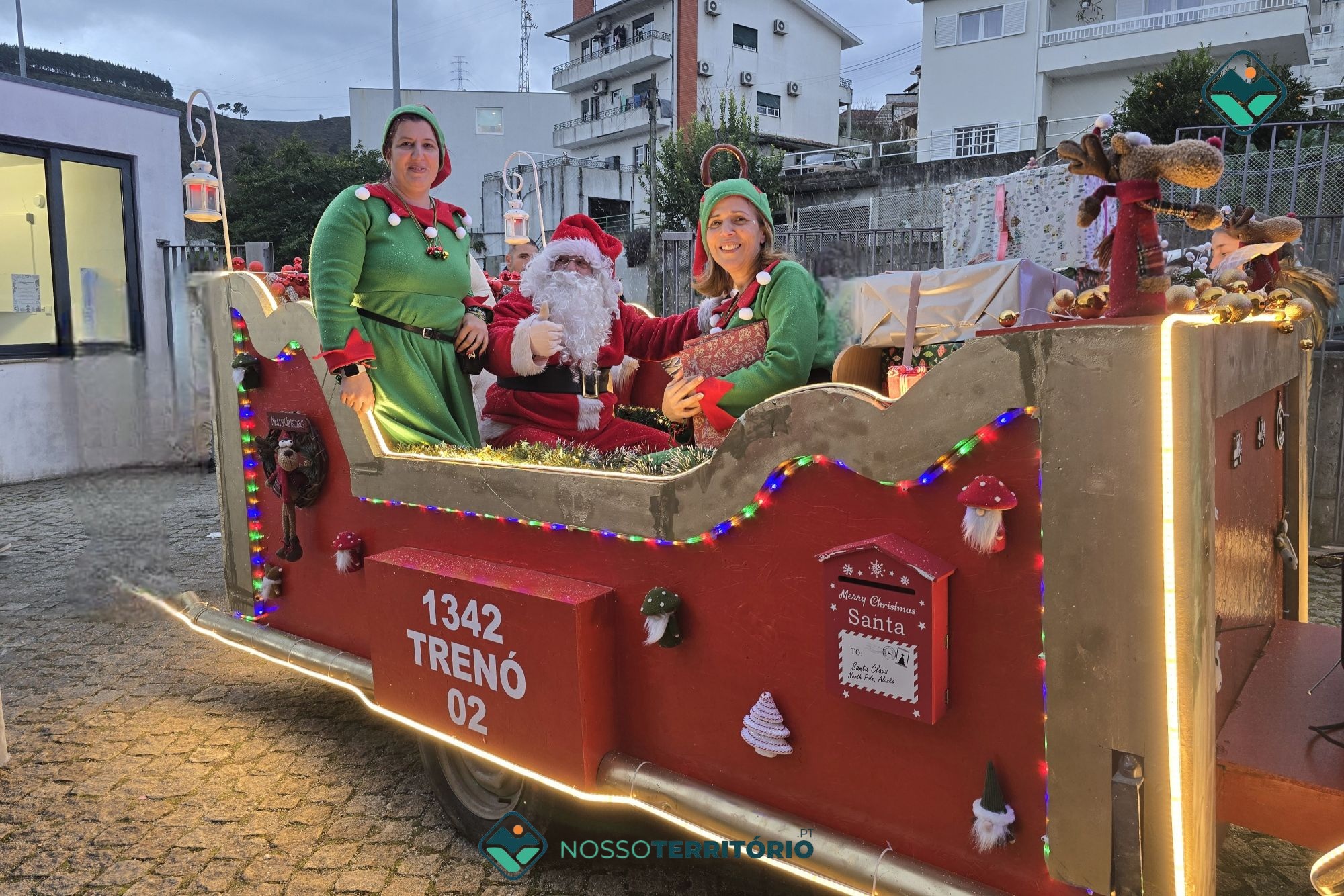 Bombeiros de Santa Marinha do Zêzere constroem trenó do Pai Natal que tem feito as delícias das crianças (C/VÍDEO)