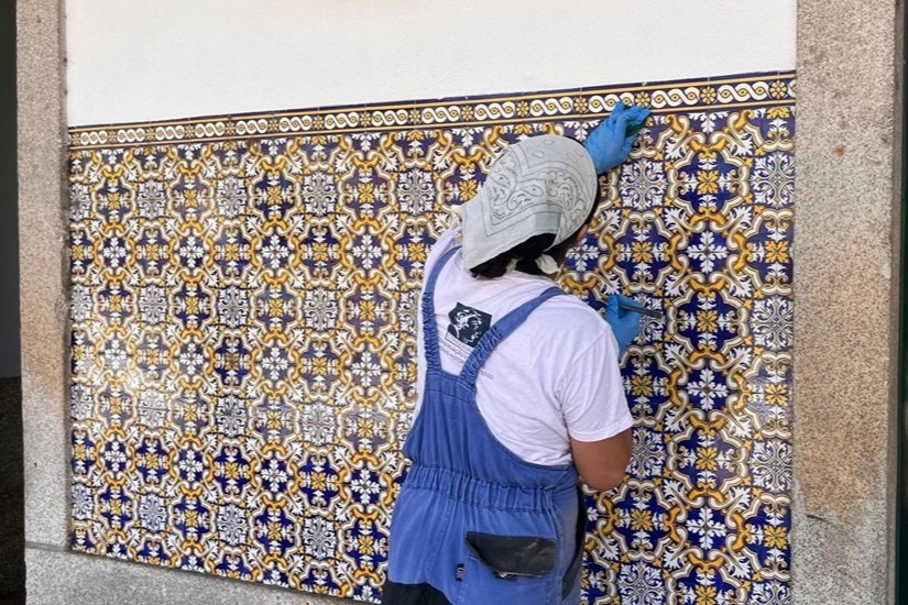 MESÃO FRIO: Painéis de azulejos da estação de Barqueiros receberam trabalhos de conservação e restauro