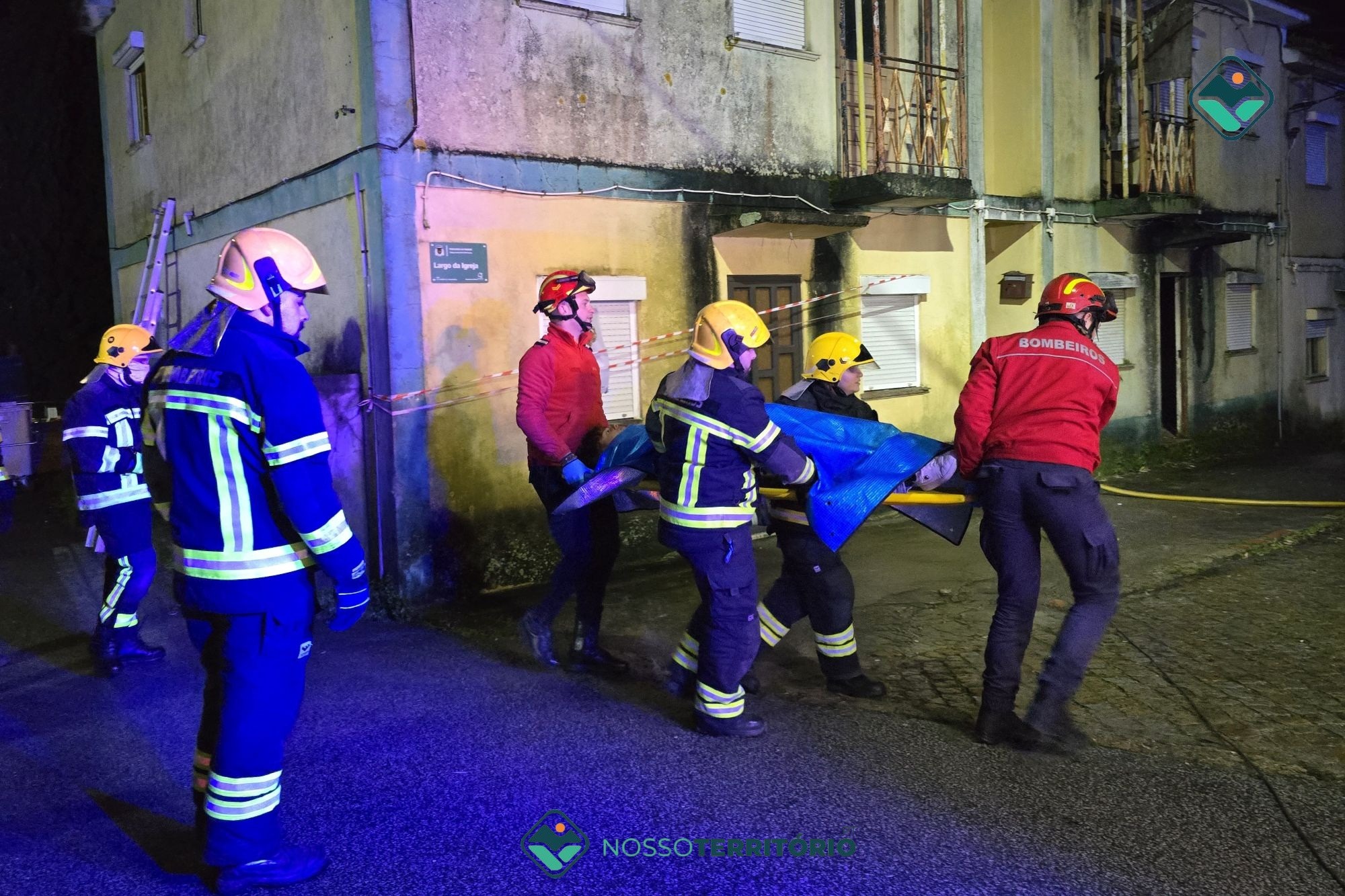 Bombeiros de Santa Marinha do Zêzere testam meios num incêndio urbano em Frende com oito feridos e uma vítima mortal (C/VÍDEO)