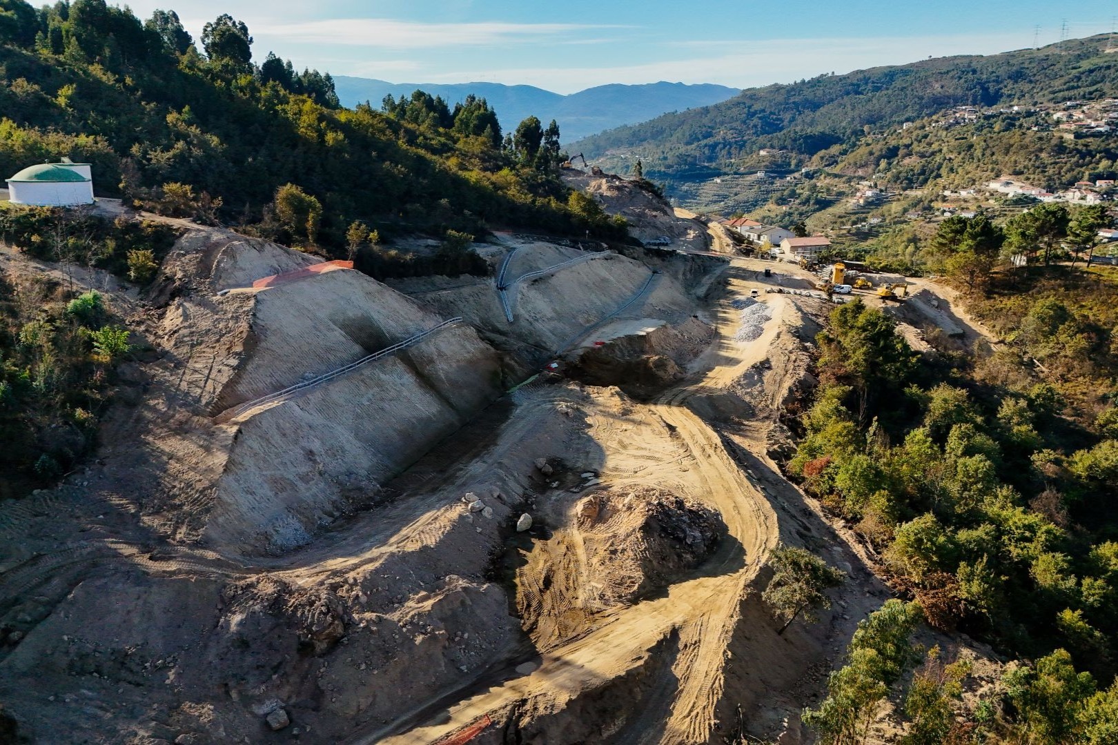 VARIANTE QUINTÃ – MESQUINHATA: Trânsito interrompido na Rua dos Encambalos a partir de hoje e durante cinco meses