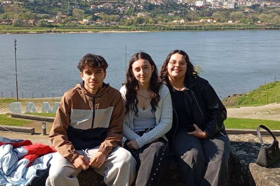 Célio, Laura e Gabriela do Agrupamento de Escolas do Sudeste preparam participação na Sessão Nacional do Parlamento dos Jovens