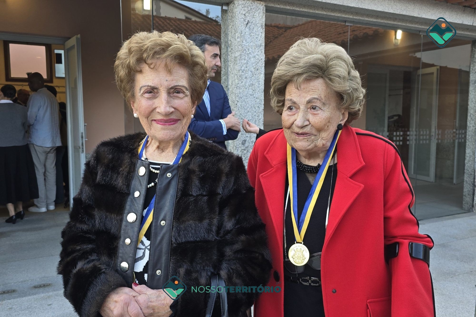 Arlinda e Ilda receberam “com felicidade e orgulho no pai” a Medalha de Mérito Ambiental pelo Carvalhal de Reixela