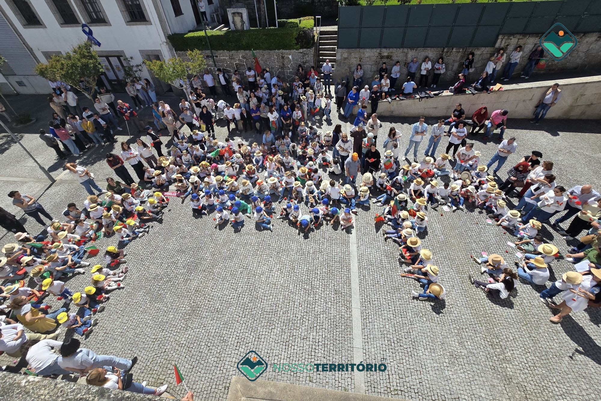 Cerca de 200 alunos de Baião deram “voz aos avós” na celebração dos 52 anos do 25 de Abril (C/VÍDEO)