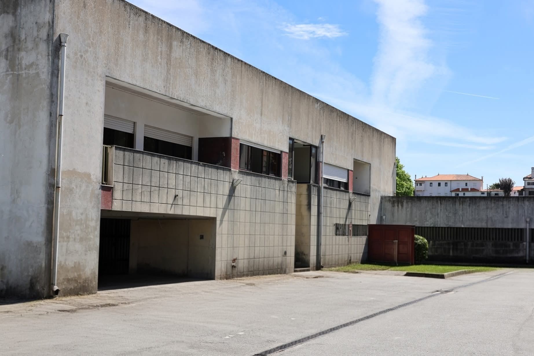 Acesso ao posto da GNR efetuado pelo patamar superior do edifício devido ao arranque das obras de requalificação