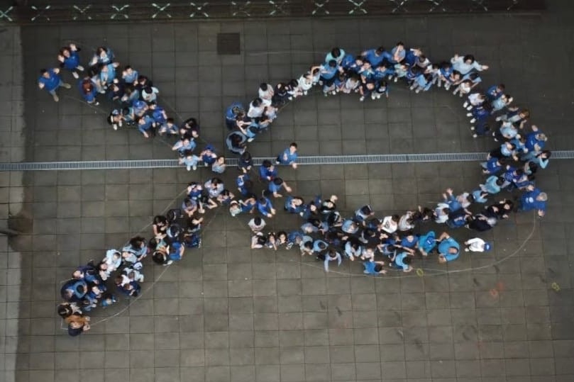 Laço Azul feito por alunos do Agrupamento de Escolas do Sudeste encerrou o Mês da Prevenção dos Maus-Tratos na Infância em Baião