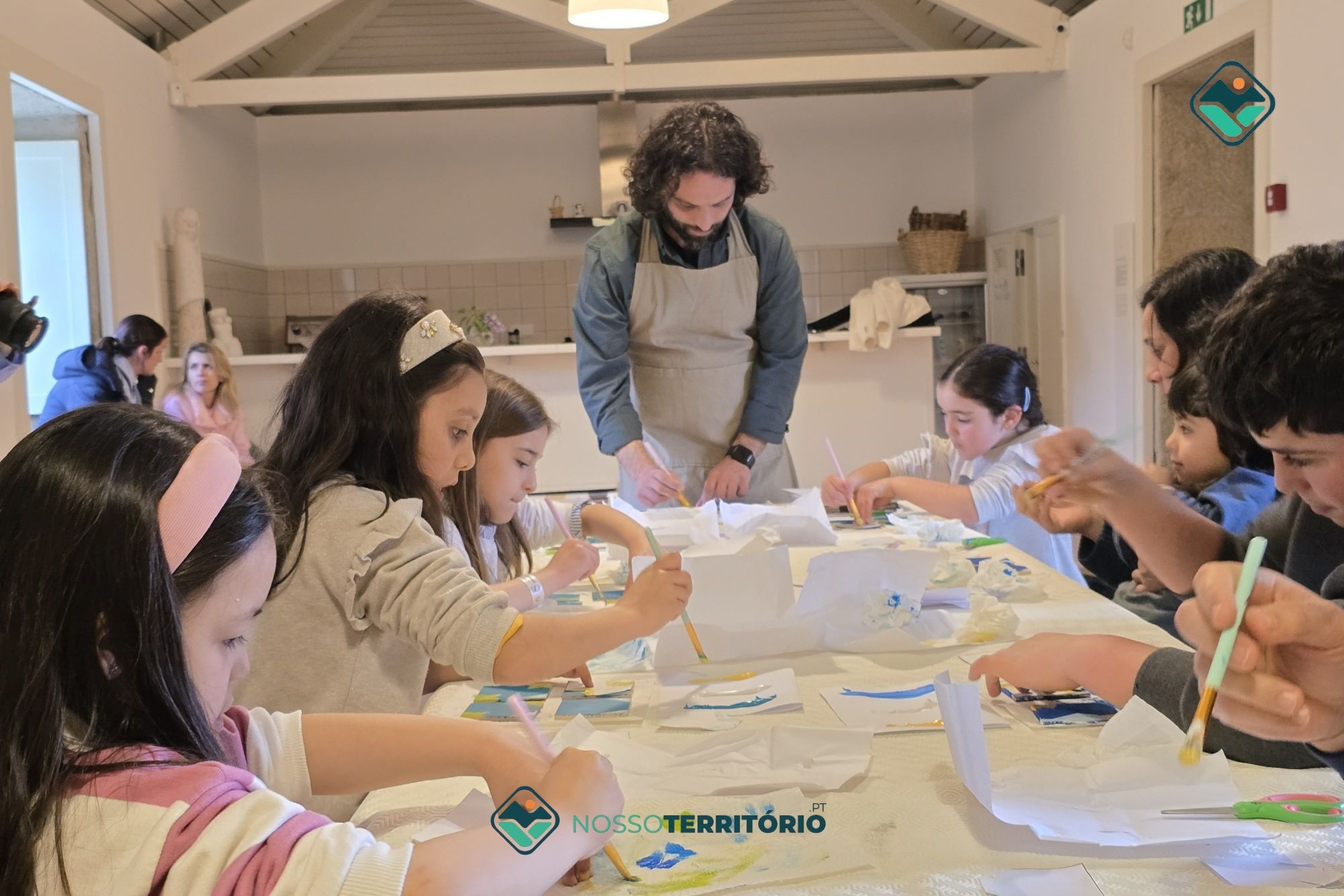 MACC Baião acolheu workshop que colocou crianças a pintar azulejos alusivos aos tradicionais portugueses (C/VÍDEO)
