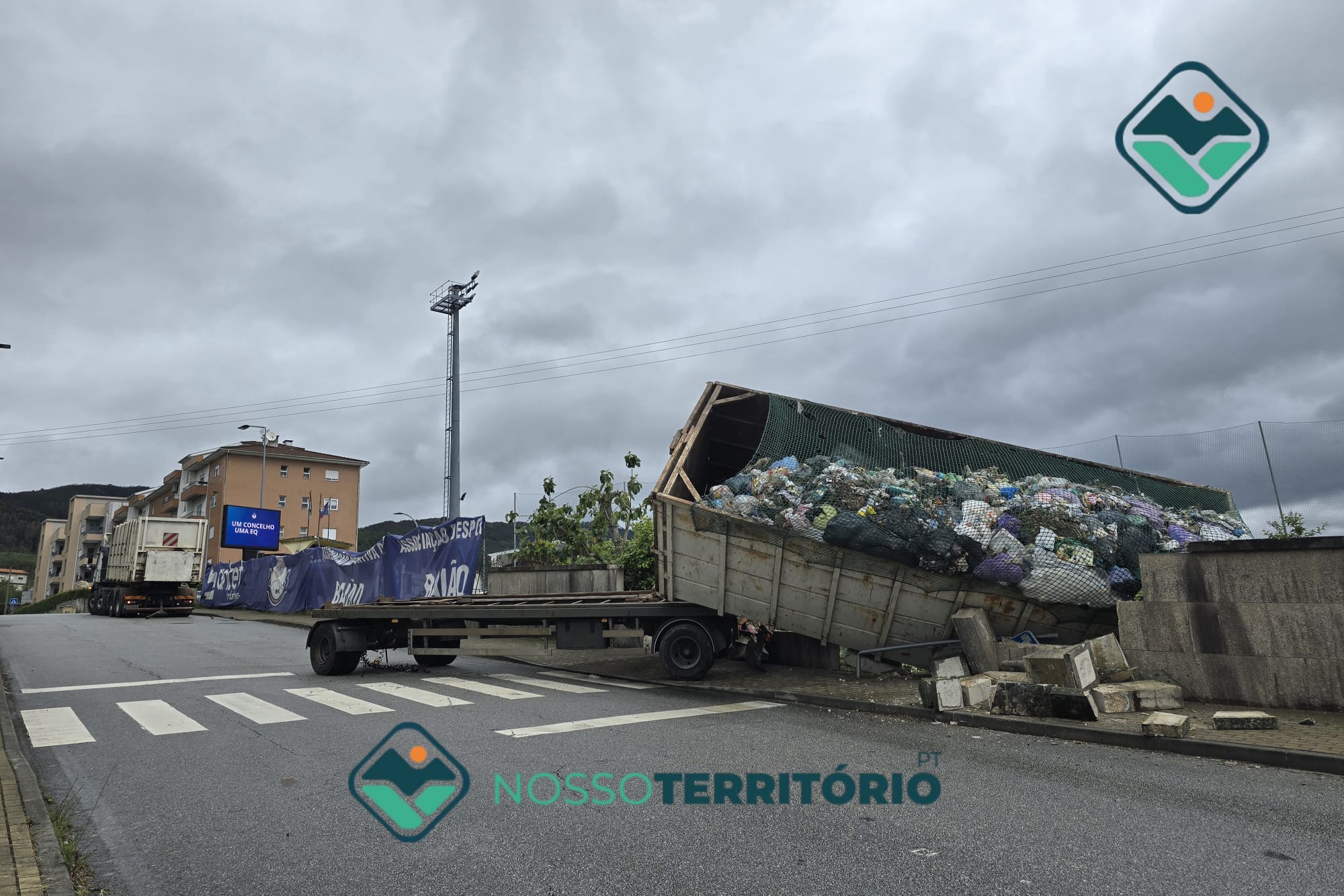 Reboque de camião do lixo desprende-se da galera e destrói muro e quintal de casa em Campelo e Ovil (C/VÍDEO)